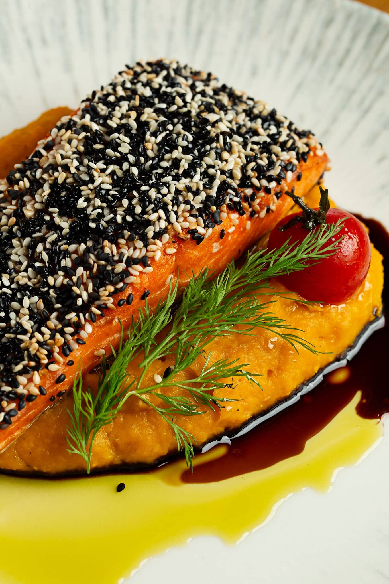Foto del plato Salmón con costra de sésamo